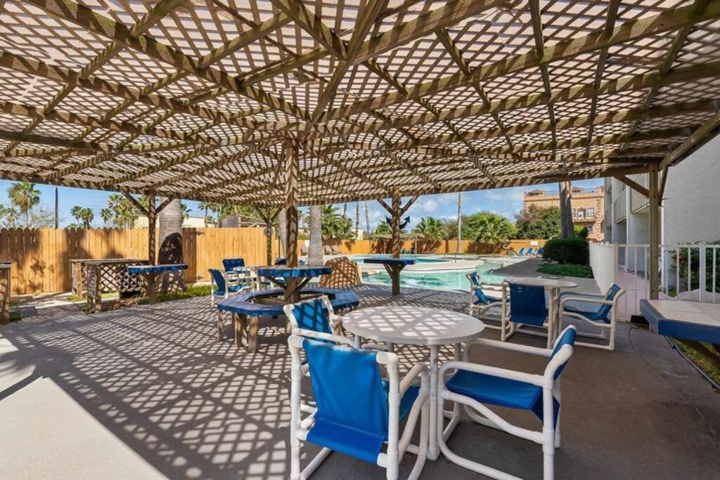2 Bed 2 Bath Condo By Beach With Resort Pool Саут-Падре-Айленд Екстер'єр фото